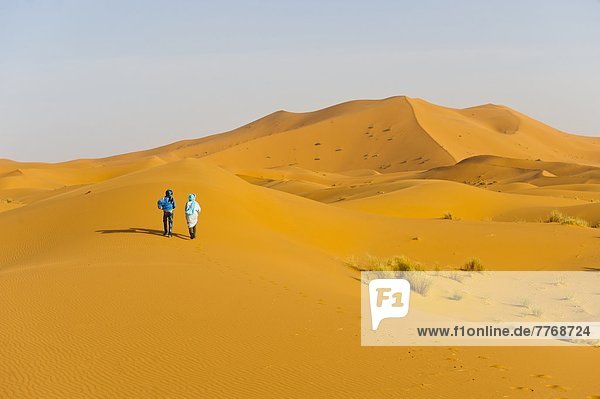 Nordafrika  Mann  gehen  Wüste  Sand  2  Düne  Afrika  Berber  Marokko