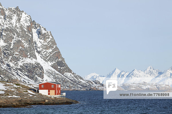 nebeneinander neben Seite an Seite Winter Wohnhaus Einsamkeit rot Fjord