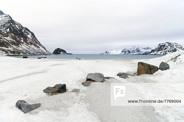 Felsige Bucht in winterlicher Fjordlandschaft