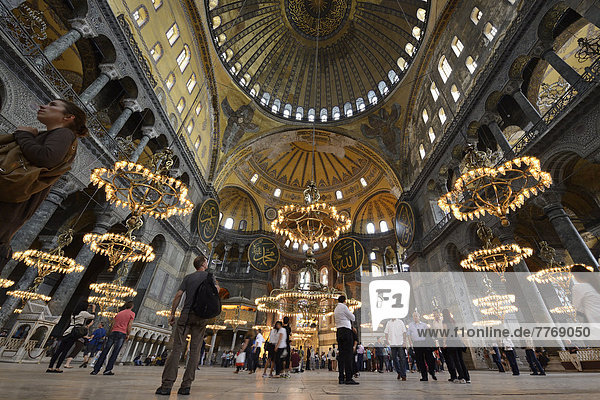 Touristen bestaunen den Hauptraum der Hagia Sophia  Ayasofya  UNESCO-Weltkulturerbe