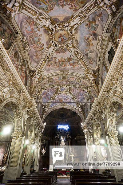 Die barocke Wallfahrtskirche Santa Maria del Monte mit der schwarzen Madonna auf dem Sacro Monte di Varese  UNESCO Weltkulturerbe
