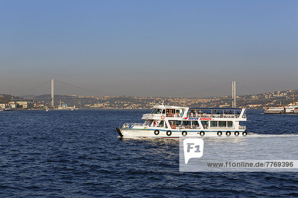 Fährschiff auf Bosporus mit Bosporusbrücke  Europa  Asien