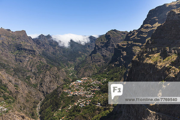 Das Dorf Curral das Freiras in den Bergen  Pico dos Barcelos mit ihren tiefen Schluchten