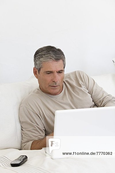 Senior Mann mit einem Laptop