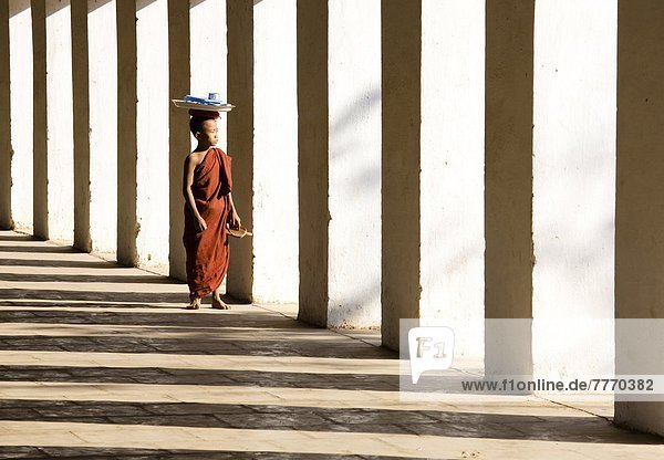 stehend  Schatten  Säule  fünfstöckig  Buddhismus  Myanmar  Asien  Mönch  Nyaung U