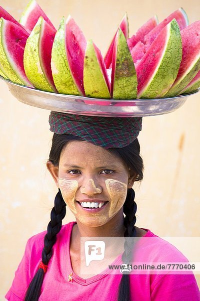 Frau  tragen  Tradition  streichen  streicht  streichend  anstreichen  anstreichend  Wassermelone  Myanmar  Asien  Nyaung U  aufgeschnitten