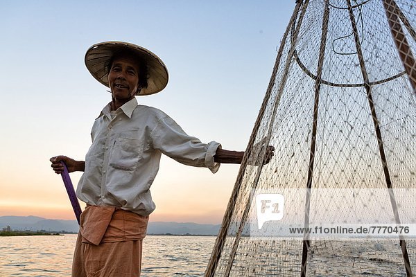kegelförmig Kegel benutzen Gehhilfe Fisch Pisces Tradition über strecken See Netz Rudern Fischer Bambus Myanmar Asien Inle See Shan Staat