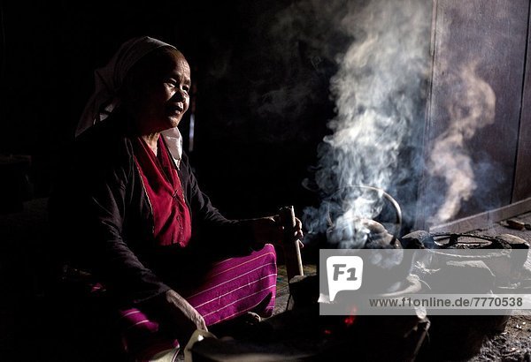 nahe kochen Frau Wohnhaus offen Dorf Feuer Myanmar Asien Shan Staat Volksstamm Stamm