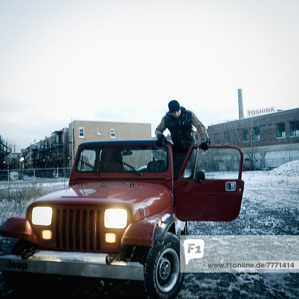 Mann in seinem roten 4WD  Winter