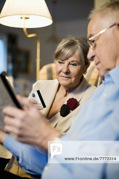 Senior Paar mit Kreditkarte für Online-Shopping