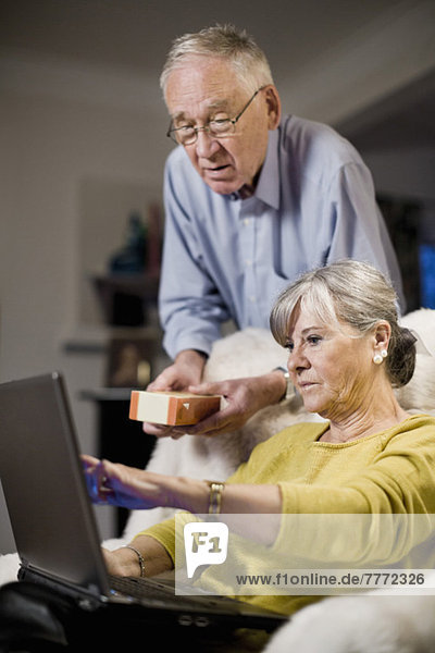 Senior Paar überprüft Produktinformationen auf dem Laptop