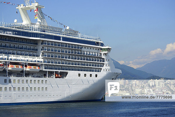 Passagierschiff im Hafen von Vancouver  Kanada