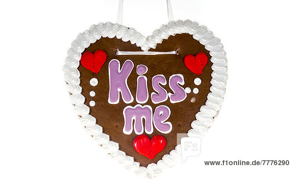 'Gingerbread heart with the writing ''Kiss me'''