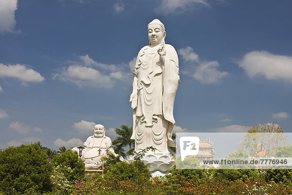 Buddhastatue an der Vinh Trang Pagode
