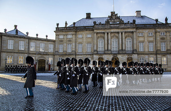 Wachablösung  Zeremoniell vor dem königlichen Schloss Amalienborg  durch die königliche Leibwache