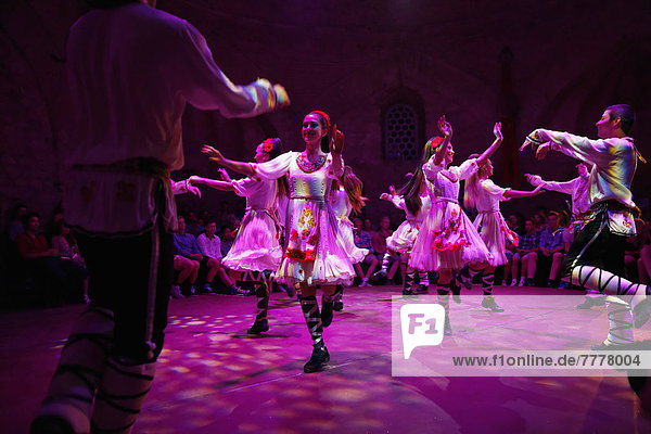 Tanz aus Balkan-Region  Tanzaufführung im HodjaPasha Kulturzentrum