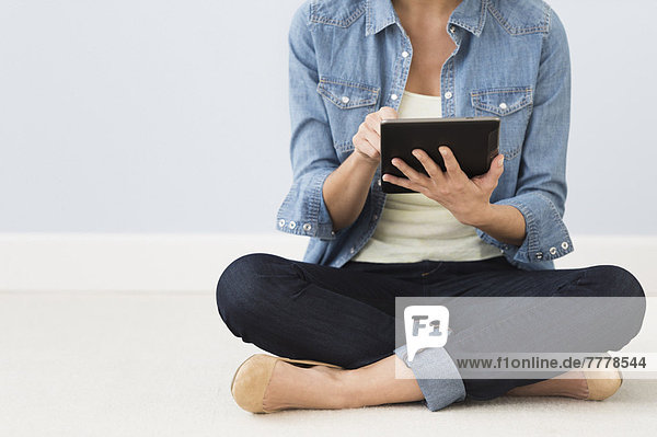 sitzend  benutzen  Frau  Boden  Fußboden  Fußböden  Tablet PC