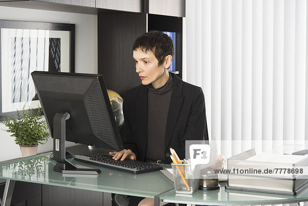 Geschäftsfrau arbeitet am Schreibtisch