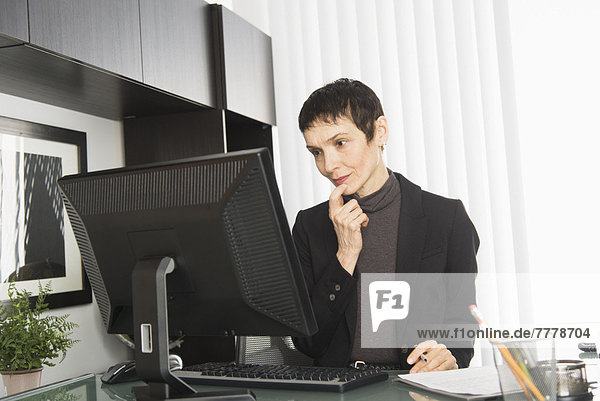 Geschäftsfrau arbeitet am Schreibtisch