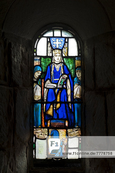 Buntes Glasfenster zeigt Königin Margareta von Schottland  St. Margaret?s Chapel  Edinburgh Castle