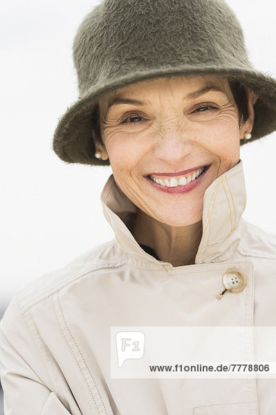 Regenmantel  Portrait  Frau  lächeln  Hut  Kleidung