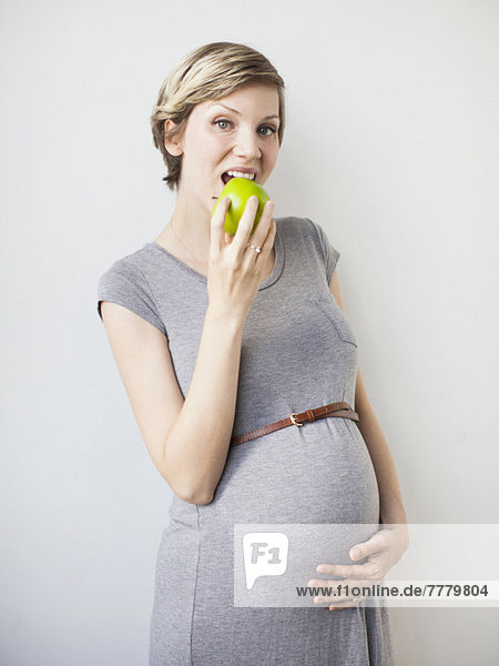 Frau  Schwangerschaft  Apfel  schießen  Studioaufnahme  essen  essend  isst