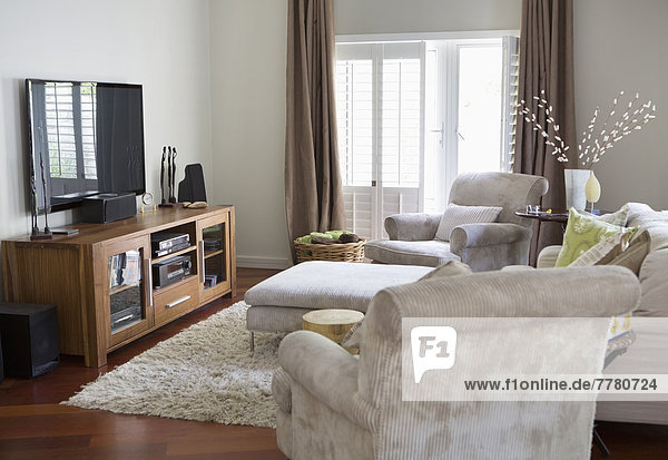 Fernseher und Sessel im Wohnzimmer