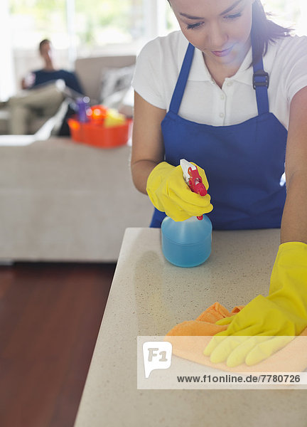 Zimmermädchen-Reinigung Küchentheke