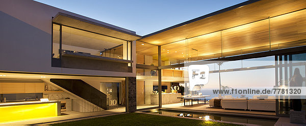 Beleuchteter Innenhof eines modernen Hauses