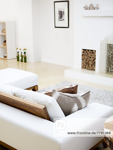 Sofa und Kamin im modernen Wohnzimmer