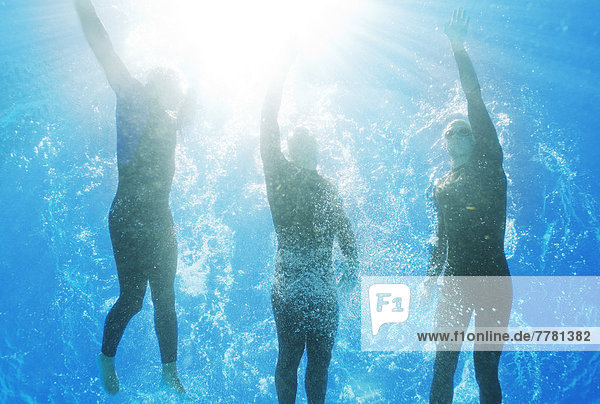 Sportler schwimmen unter Wasser