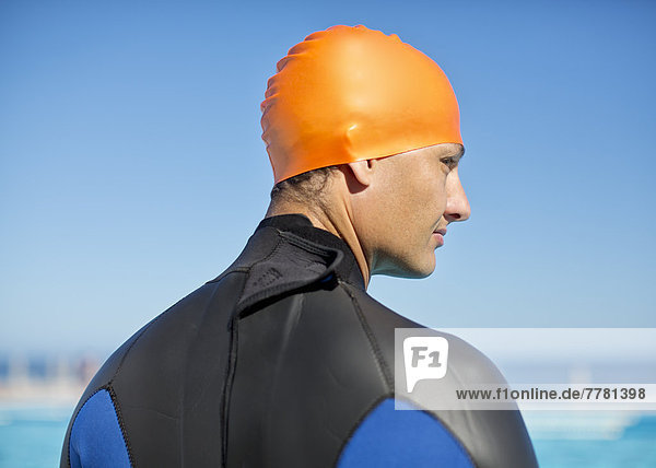 Triathlet mit Trikots und Mütze