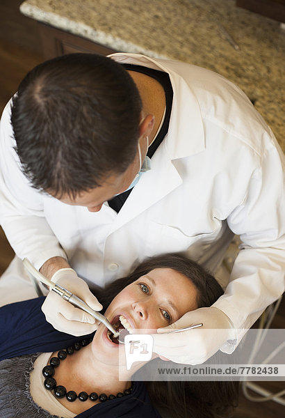 Europäer  Frau  Büro  Zahnarzt  Untersuchung