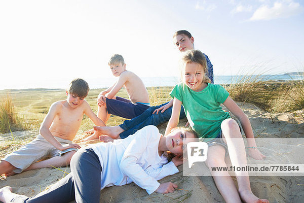 Fünf Kinder am Strand