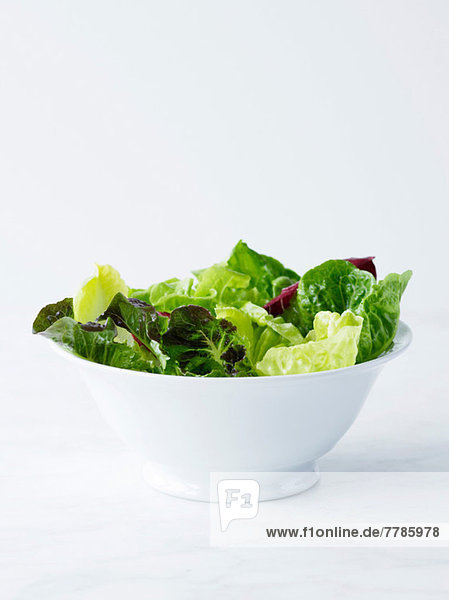 Gemischte Salatblätter in weißer Schüssel