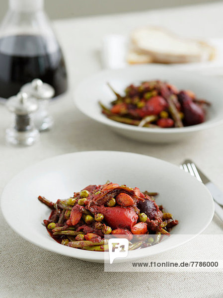 Salat aus geschmorten Roten Rüben  Erbsen und Bohnen