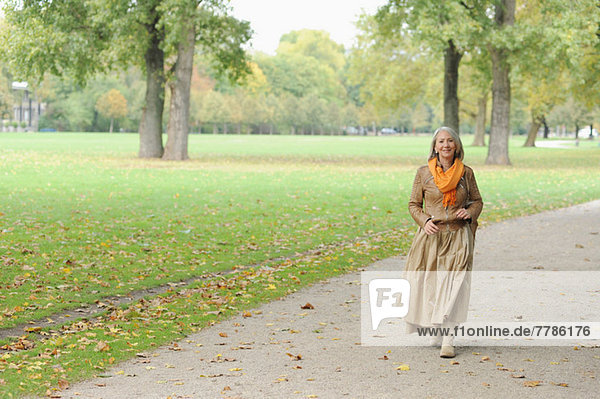 Seniorin beim Spaziergang im Park