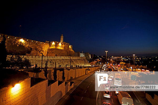 Jerusalem  Altstadt. Die beleuchteten Wände bei Nacht Turm Davids in der Mitte links  Israel