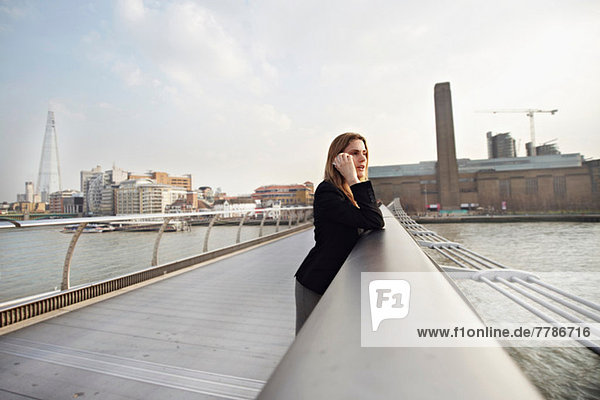 Frau am Handy auf der Millennium Bridge  London  England  UK
