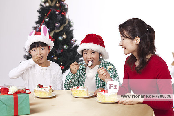 Sohn  Weihnachten  Kuchen  Tochter  essen  essend  isst  Mutter - Mensch