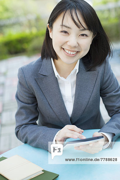 Geschäftsfrau  die mit digital tablet