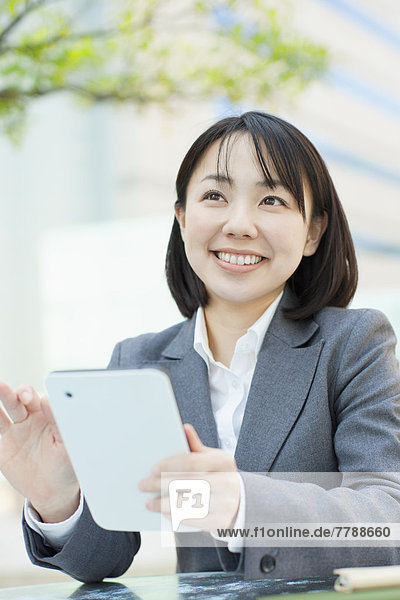 Geschäftsfrau  die mit digital tablet