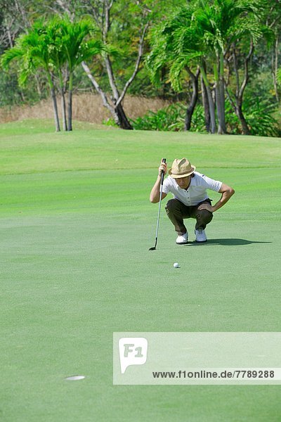 Älterer Mann Golf zu spielen