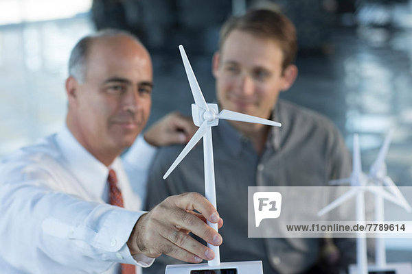 Ingenieure mit Modell-Windkraftanlagen