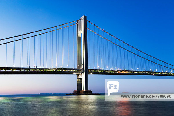 Verrazano-Schmalspurbrücke bei Sonnenuntergang  New York City  USA