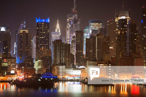 Manhattan Waterfront bei Nacht  New York City  USA