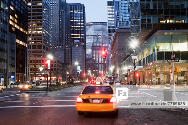 Gelbes Taxi in der Abenddämmerung  New York City  USA