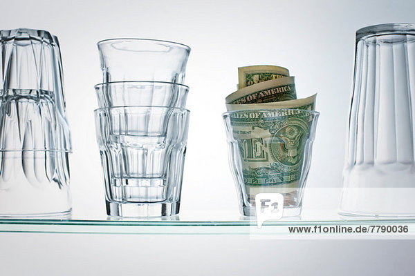 Dollarscheine in Glas im Regal