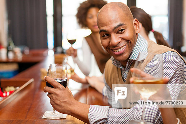 Mann genießt ein Glas Wein und plaudert.