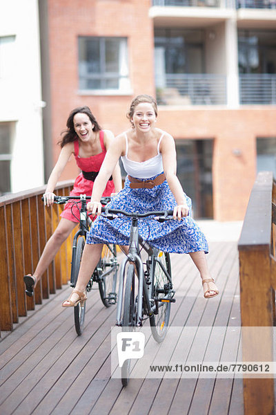 Zwei junge Frauen auf dem Fahrrad